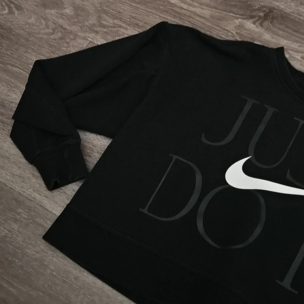 NIKE Womens Sz Small Crewneck Sweatshirt. Black & White!!